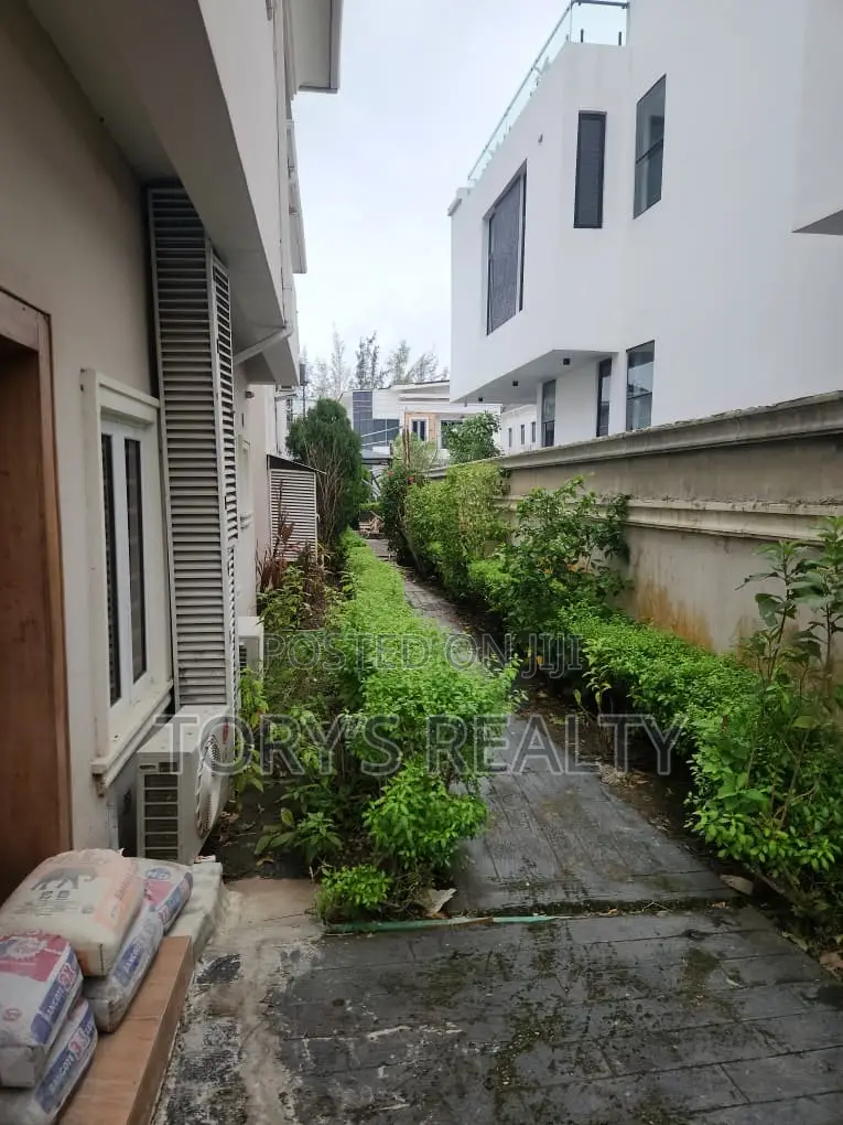 4bdrm Duplex in Kosofe / Kosofe for sale