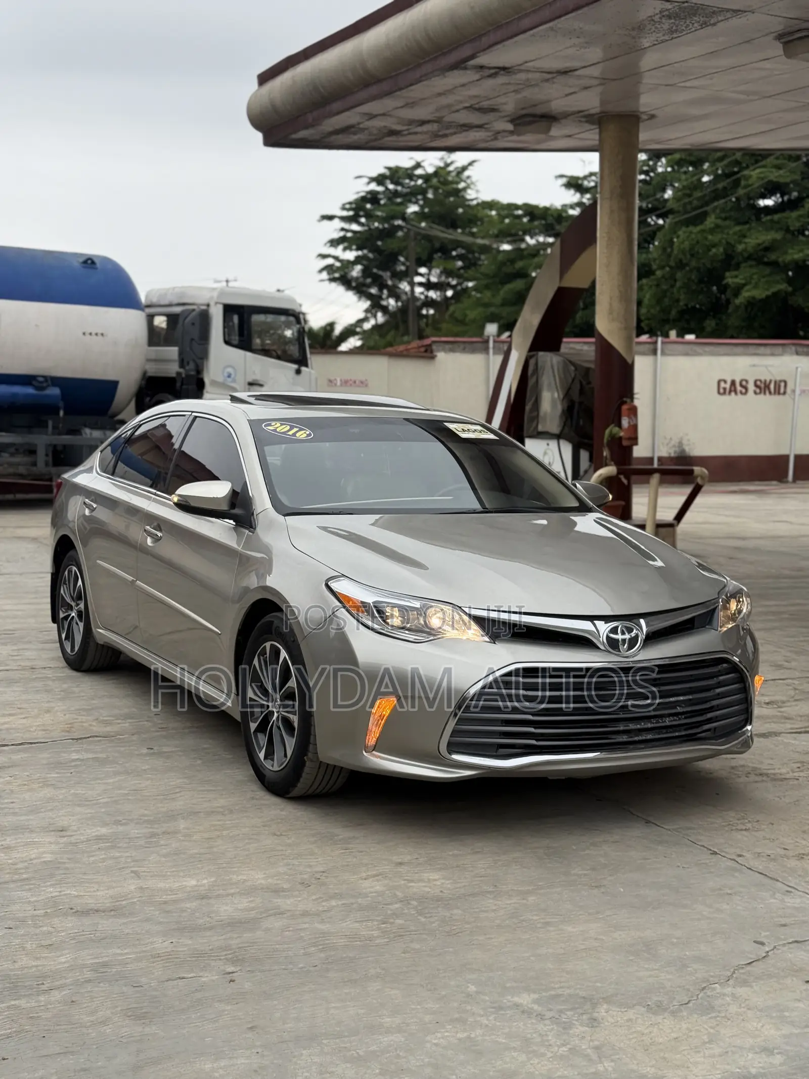 Toyota Avalon XLE Premium Sedan FWD (3.5L 6cyl 6A) 2017 Gold
