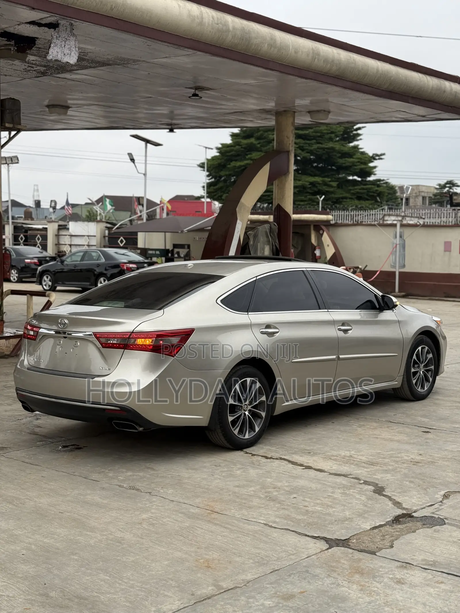 Toyota Avalon XLE Premium Sedan FWD (3.5L 6cyl 6A) 2017 Gold