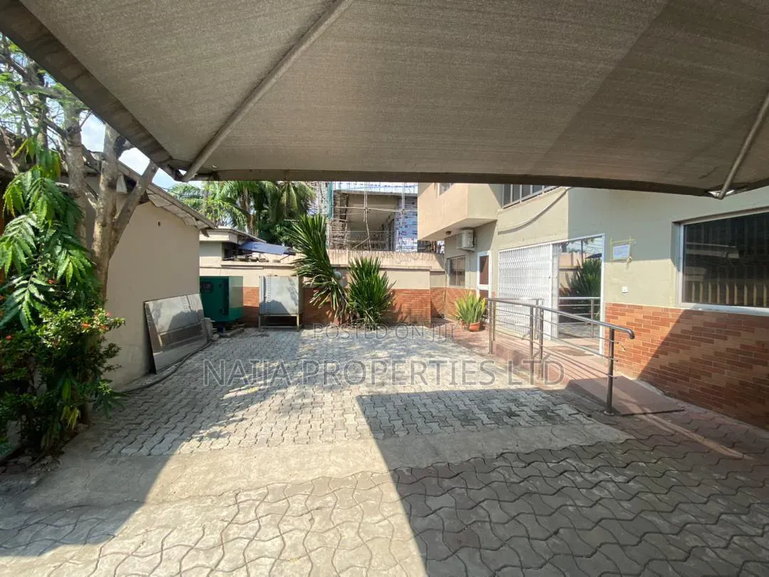 5bdrm Duplex in Off Ligali Ayorinde for sale