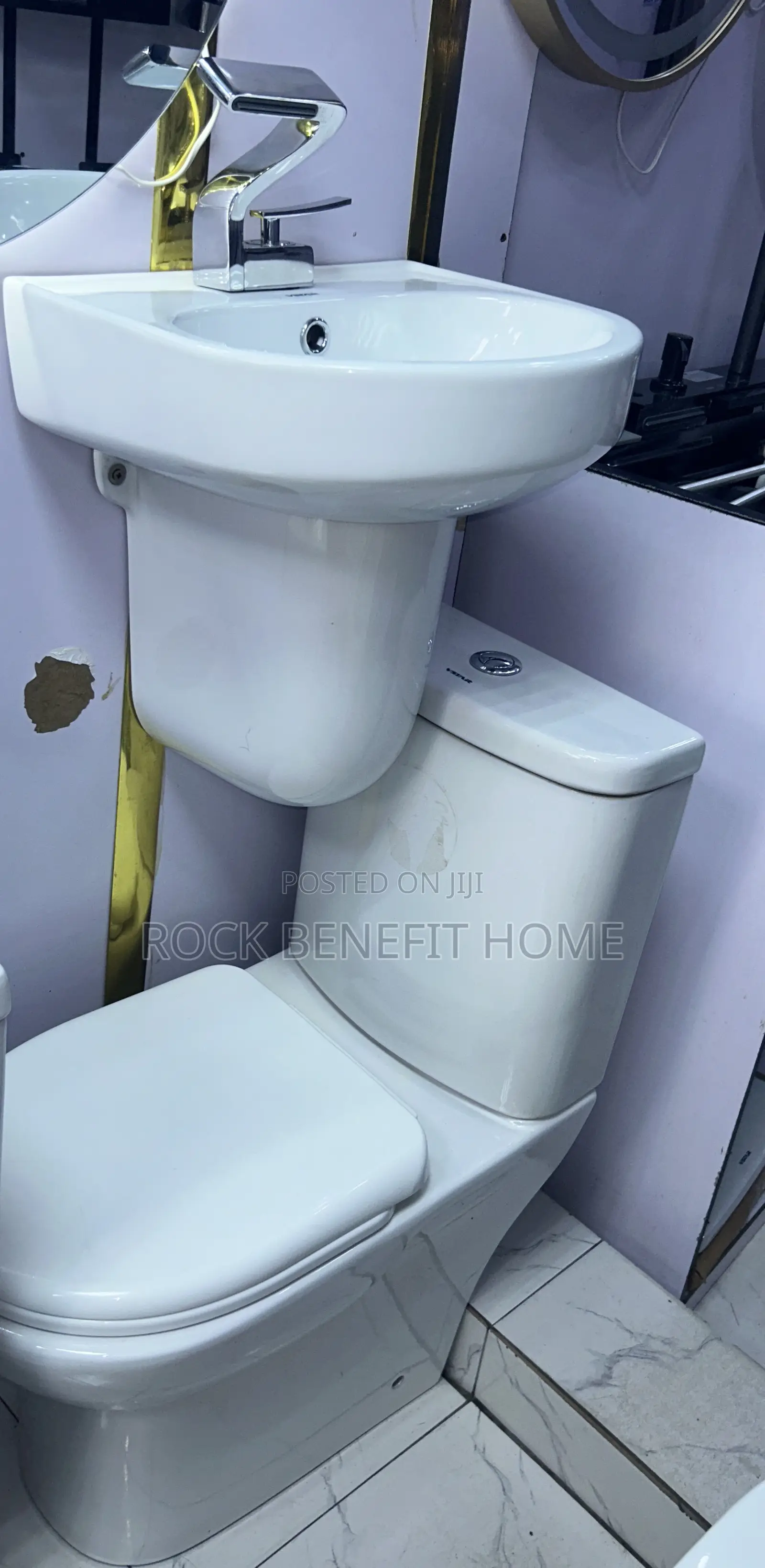 Quality Toilet With Wash Hand Basin and Stand