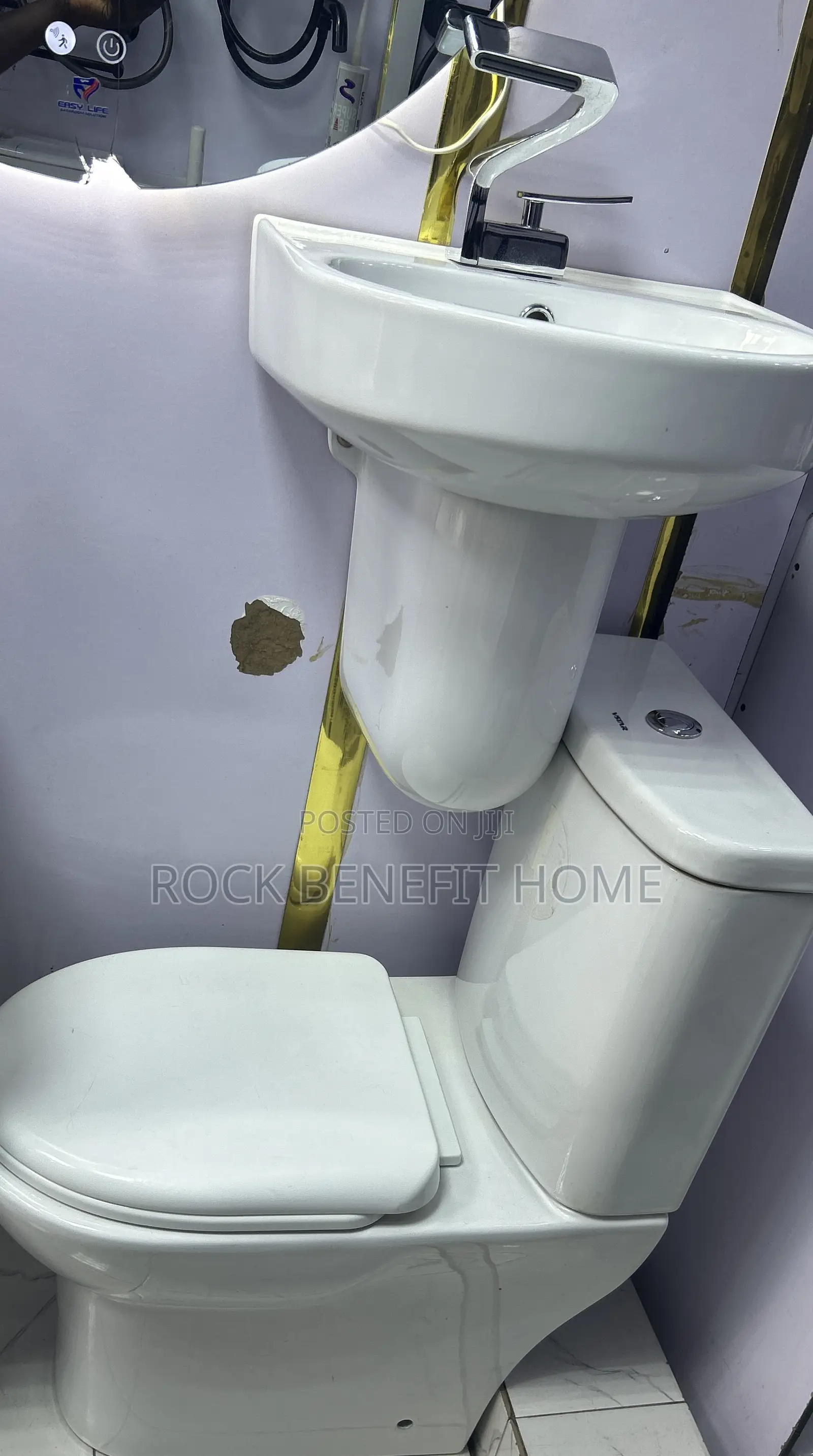 Quality Toilet With Wash Hand Basin and Stand