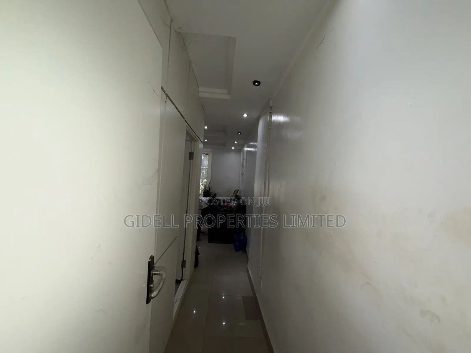 40SQM Shop / Office Space on the Ground Floor