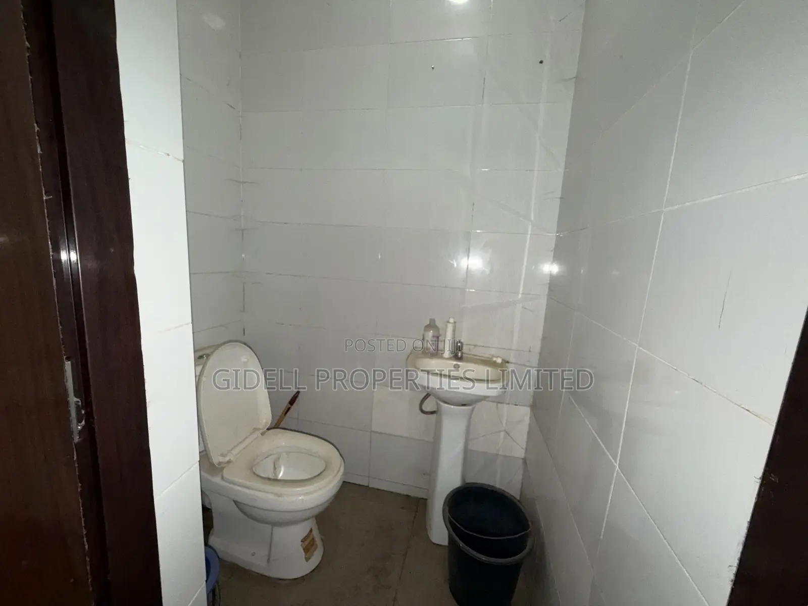 40SQM Shop / Office Space on the Ground Floor
