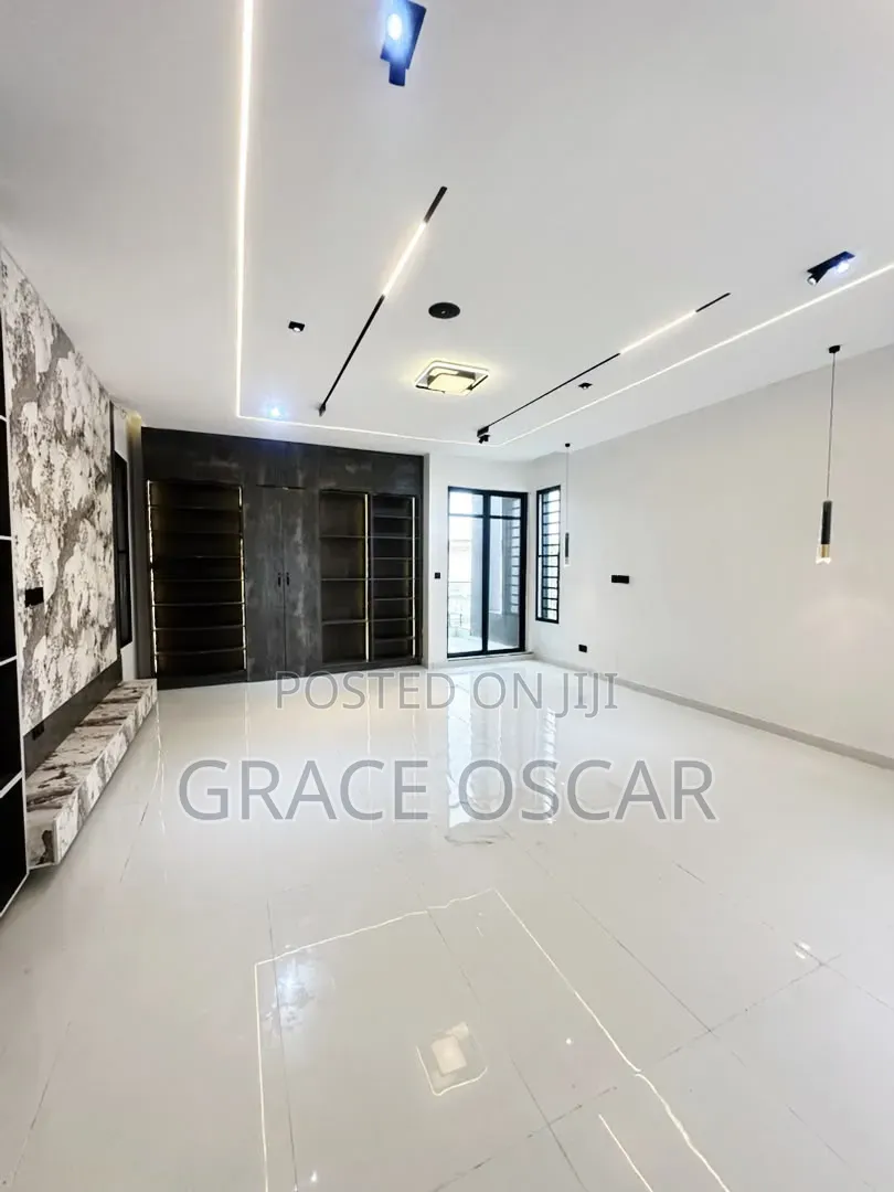 5bdrm Duplex in Ikota for sale
