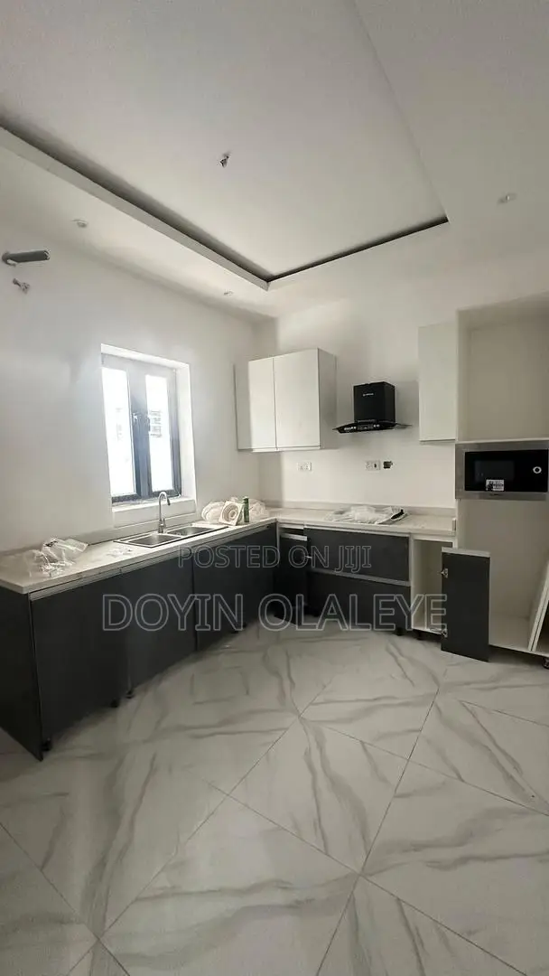 4bdrm Townhouse/Terrace in Ikota for sale