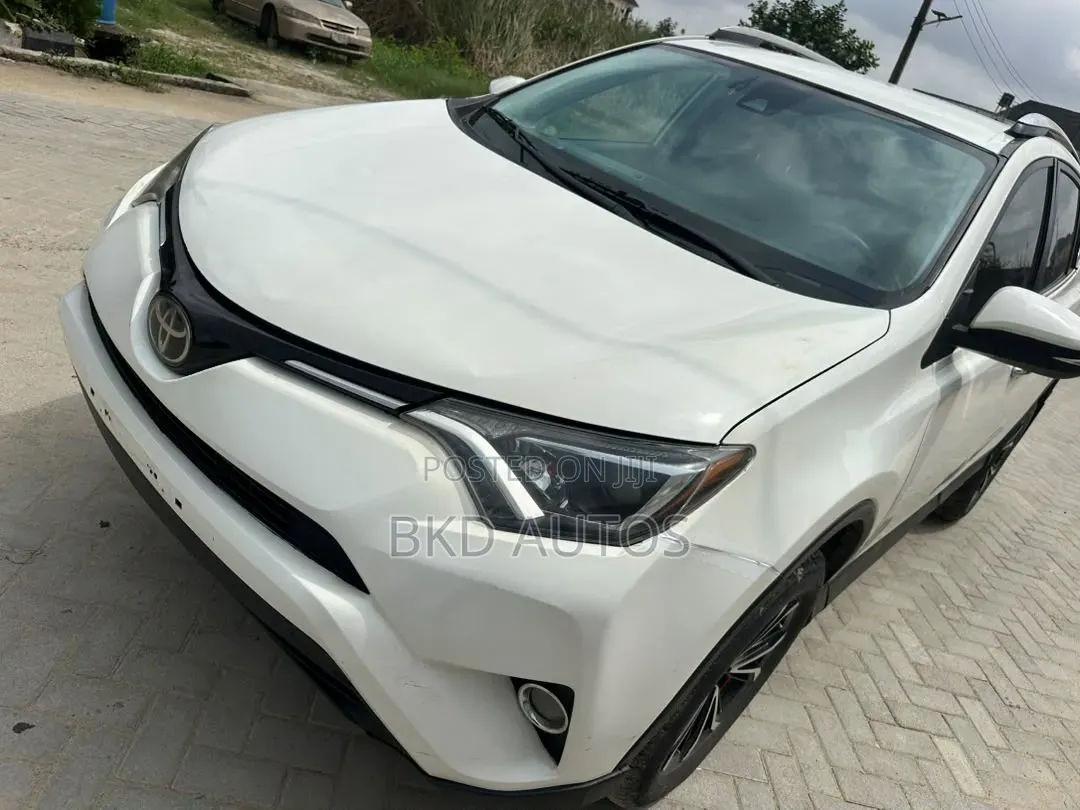 Toyota RAV4 LE AWD (2.5L 4cyl 6A) 2017 White