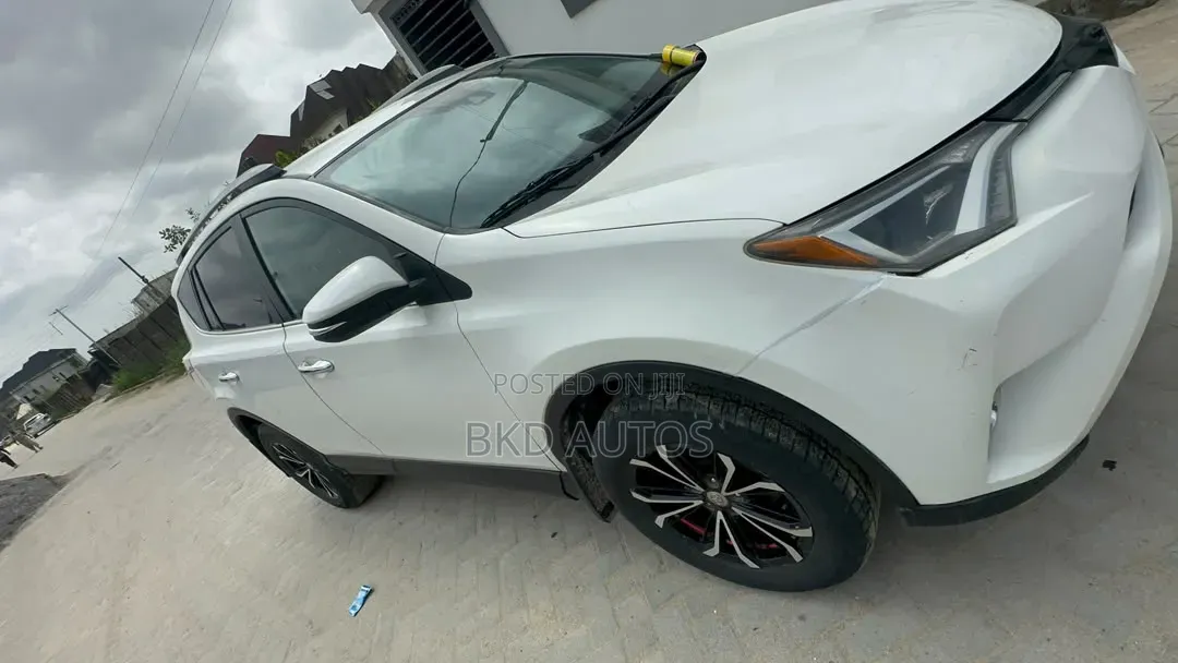 Toyota RAV4 LE AWD (2.5L 4cyl 6A) 2017 White