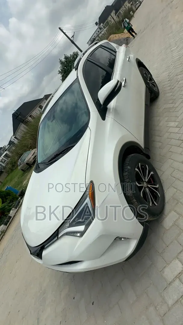 Toyota RAV4 LE AWD (2.5L 4cyl 6A) 2017 White