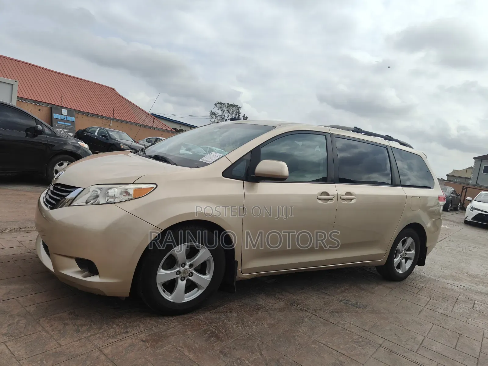 Toyota Sienna 2012 Gold