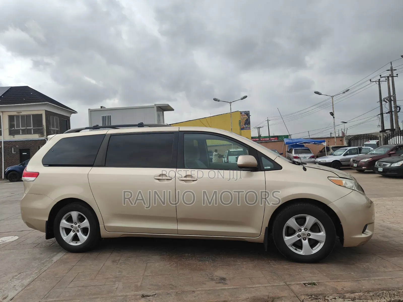 Toyota Sienna 2012 Gold