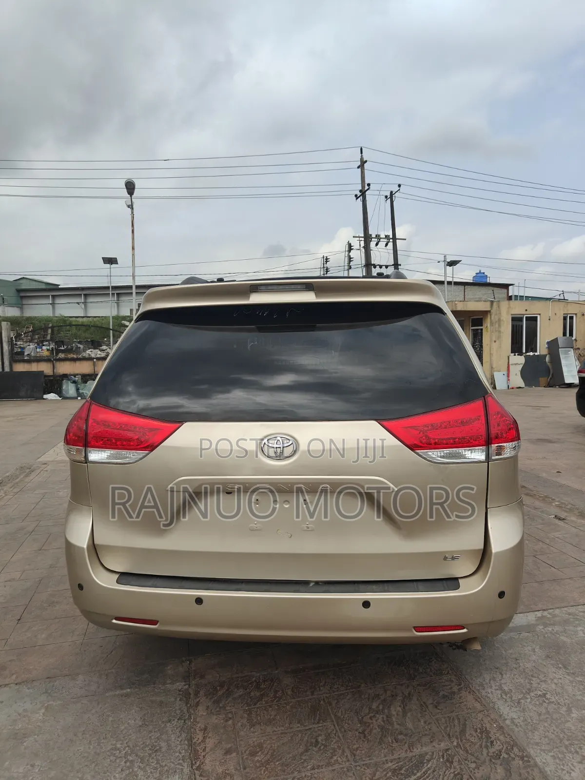 Toyota Sienna 2012 Gold