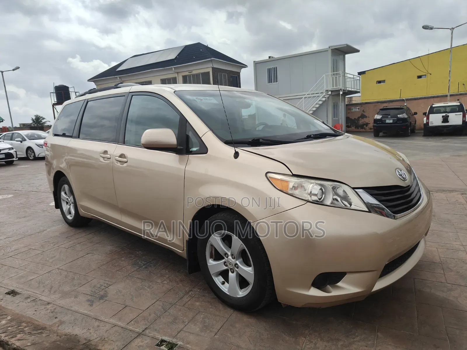 Toyota Sienna 2012 Gold