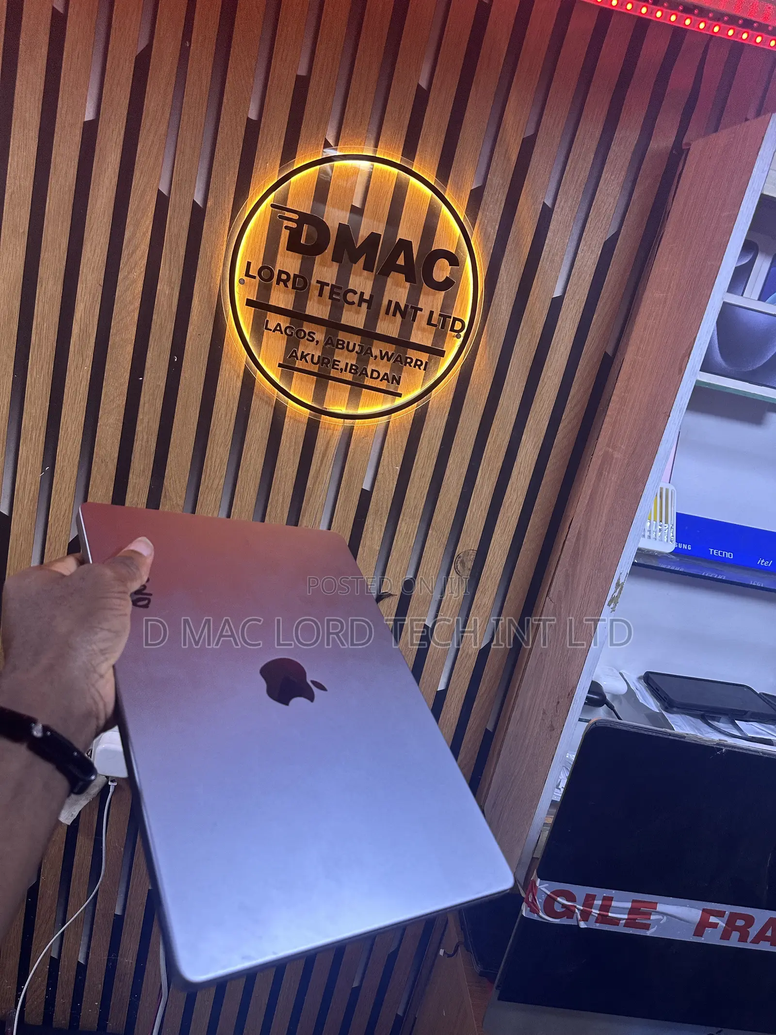 MacBook Pro -Air 2021-2026 Screen Replacement