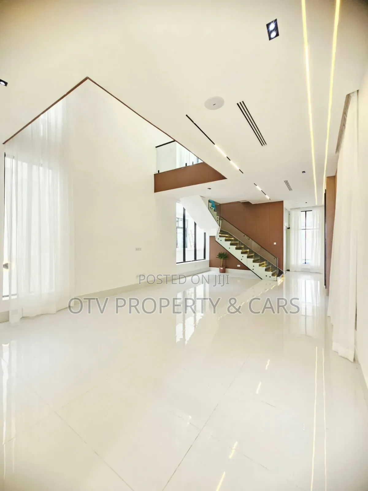 5bdrm Duplex in Chevron for sale