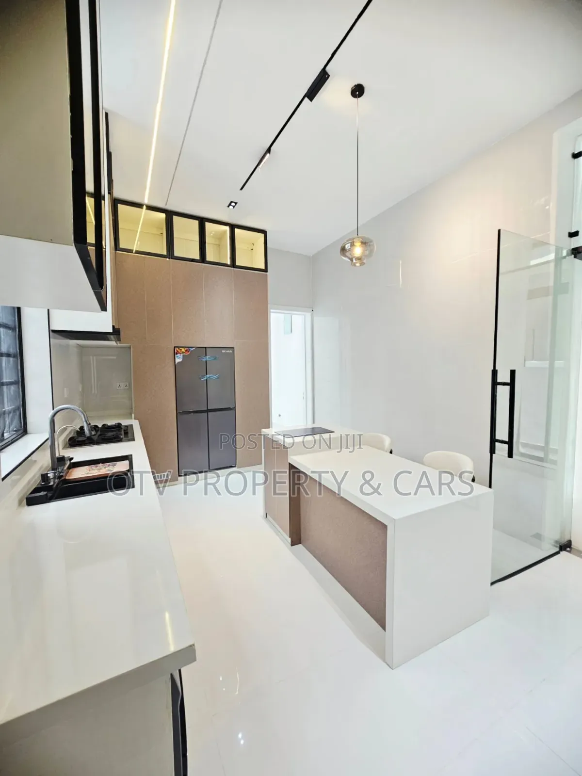 5bdrm Duplex in Chevron for sale