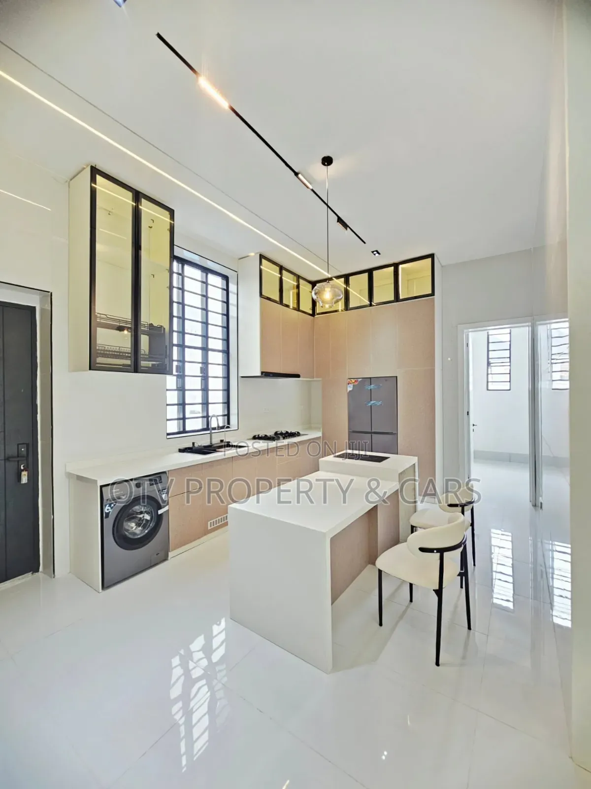 5bdrm Duplex in Chevron for sale
