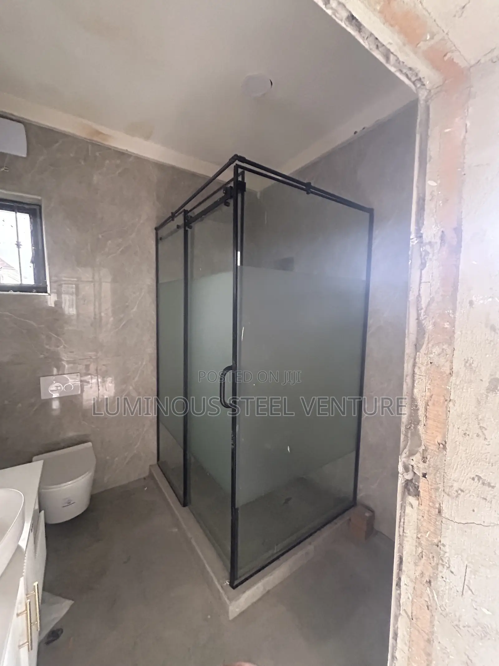 Clear Look: Lets Light Pass Through to Make Your Bathroom Look Big 