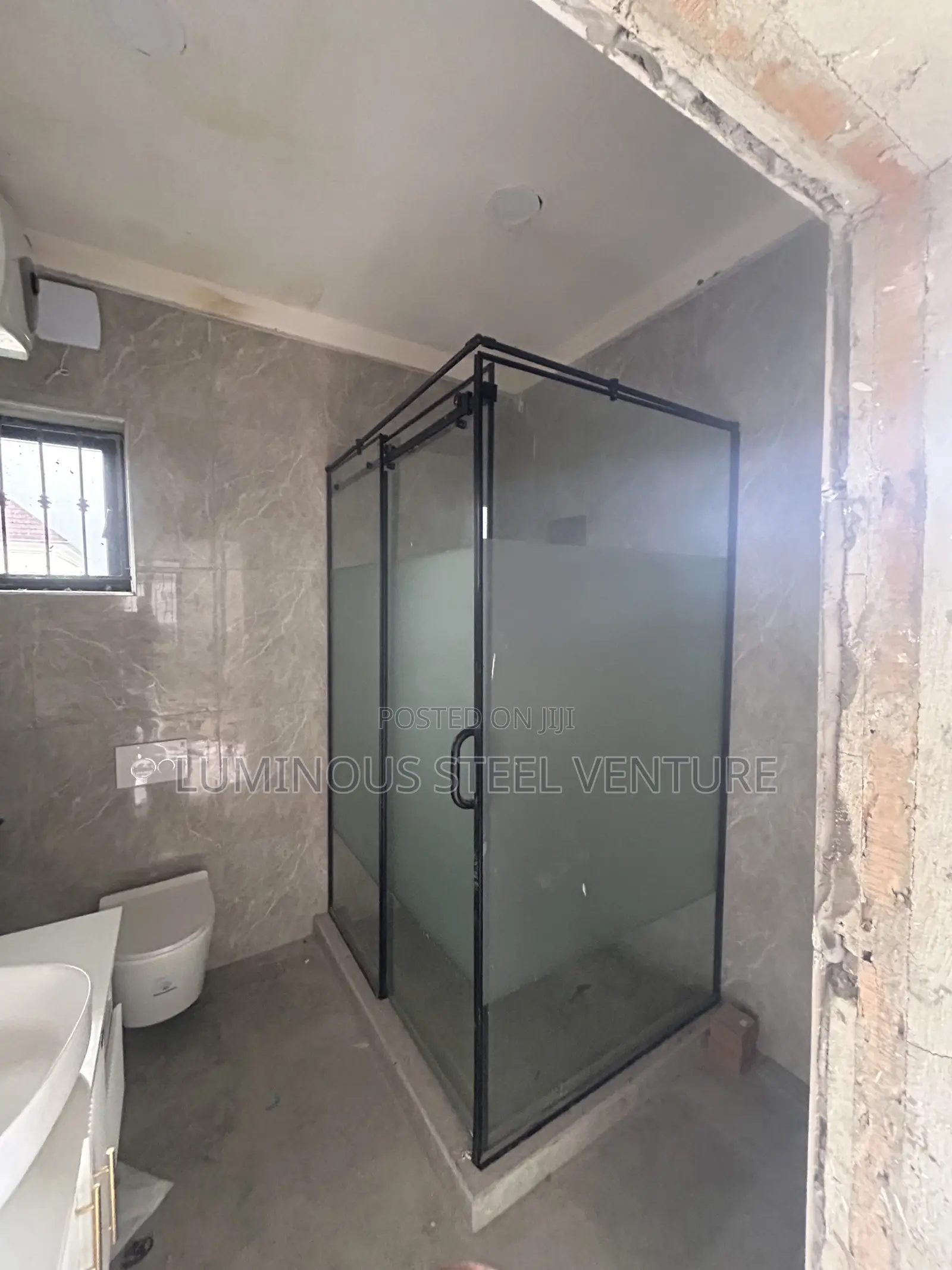 Clear Look: Lets Light Pass Through to Make Your Bathroom Look Big 