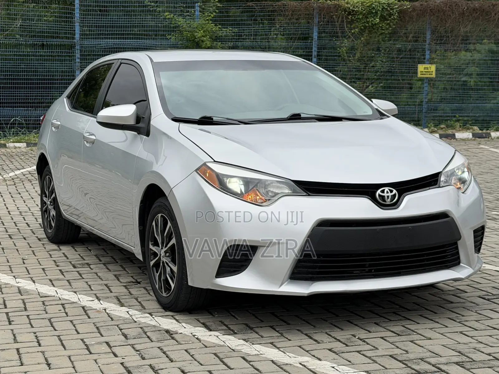 Toyota Corolla LE 4dr Sedan (1.8L 4cyl CVT) 2014 Silver