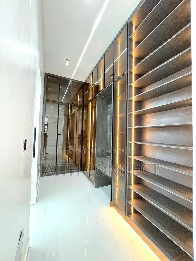 5bdrm Duplex in Chevron for sale
