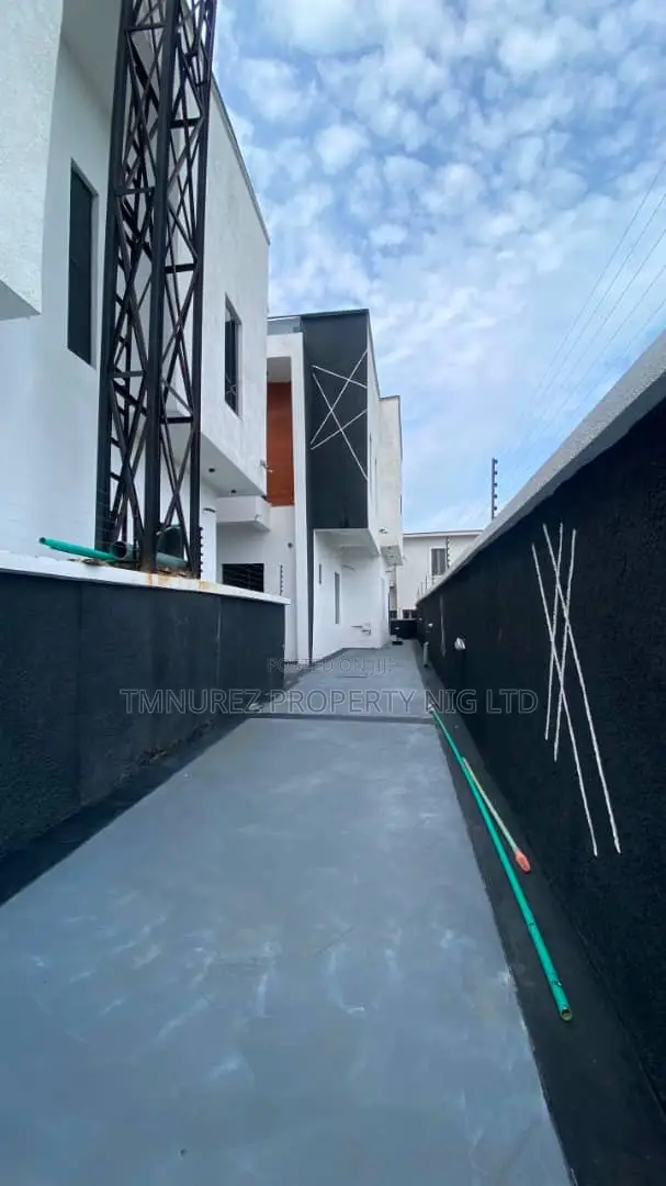 4bdrm Duplex in Chevron for sale