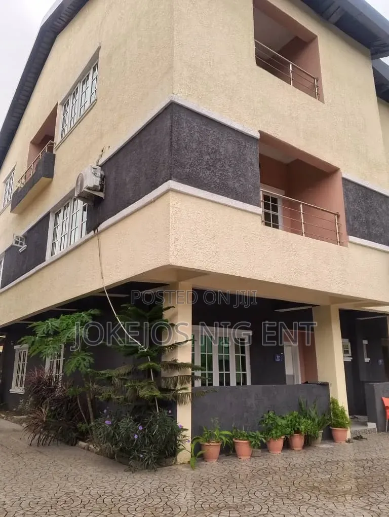 5bdrm Maisonette in Chevron Drive for sale