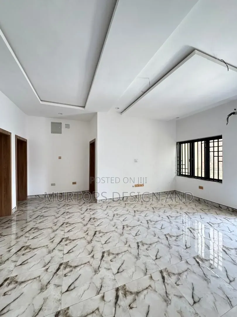 3bdrm Apartment in Fola Agoro for sale