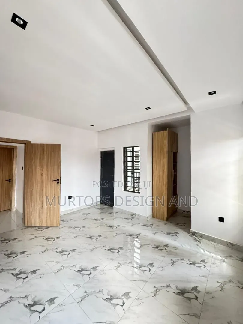 3bdrm Apartment in Fola Agoro for sale