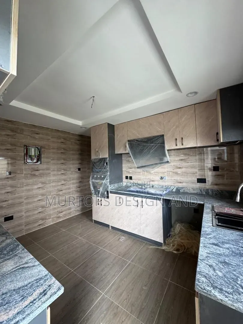 3bdrm Apartment in Fola Agoro for sale
