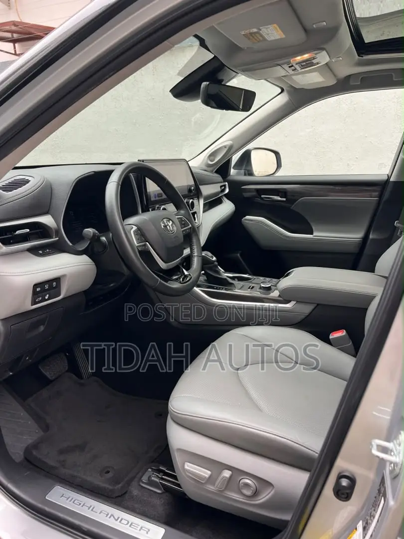 Toyota Highlander Limited AWD 2024 Silver