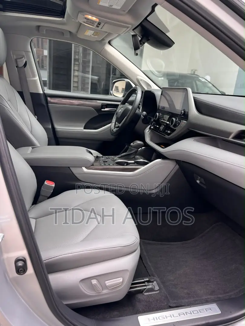 Toyota Highlander Limited AWD 2024 Silver
