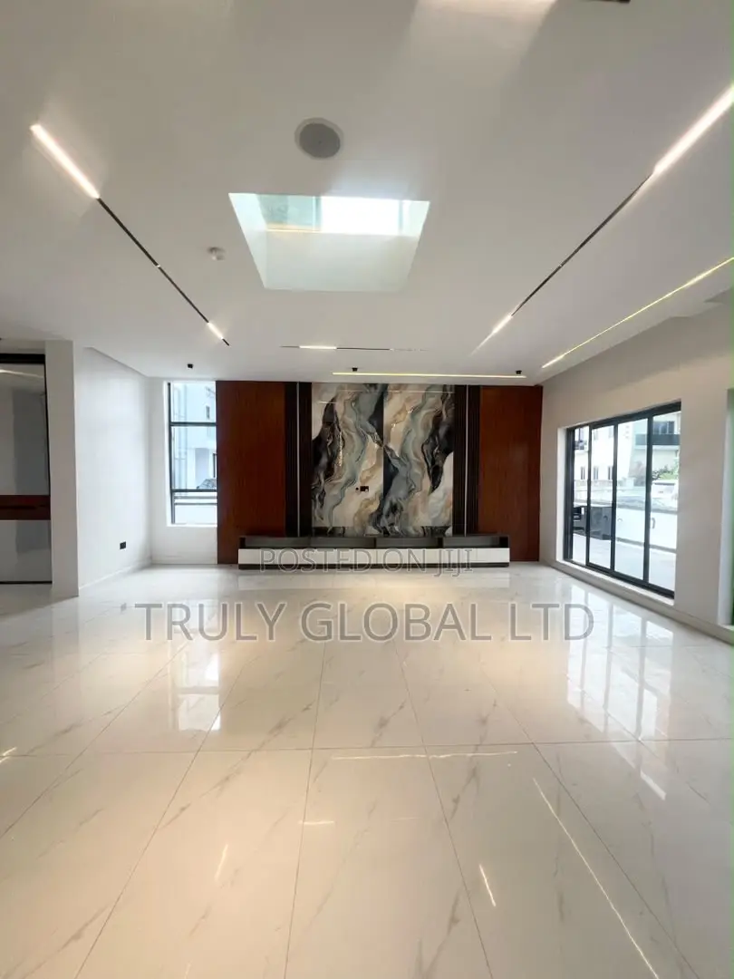 5bdrm Duplex in Orchid Road, Off Lekki-Epe Expressway for sale