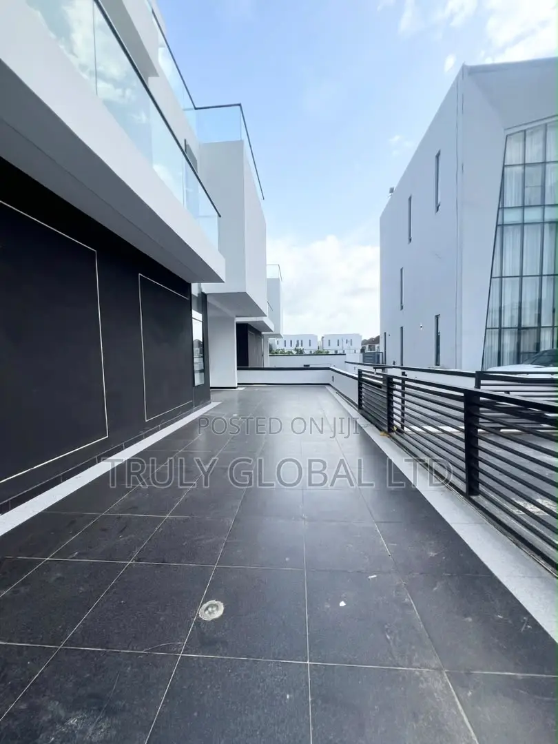 5bdrm Duplex in Orchid Road, Off Lekki-Epe Expressway for sale