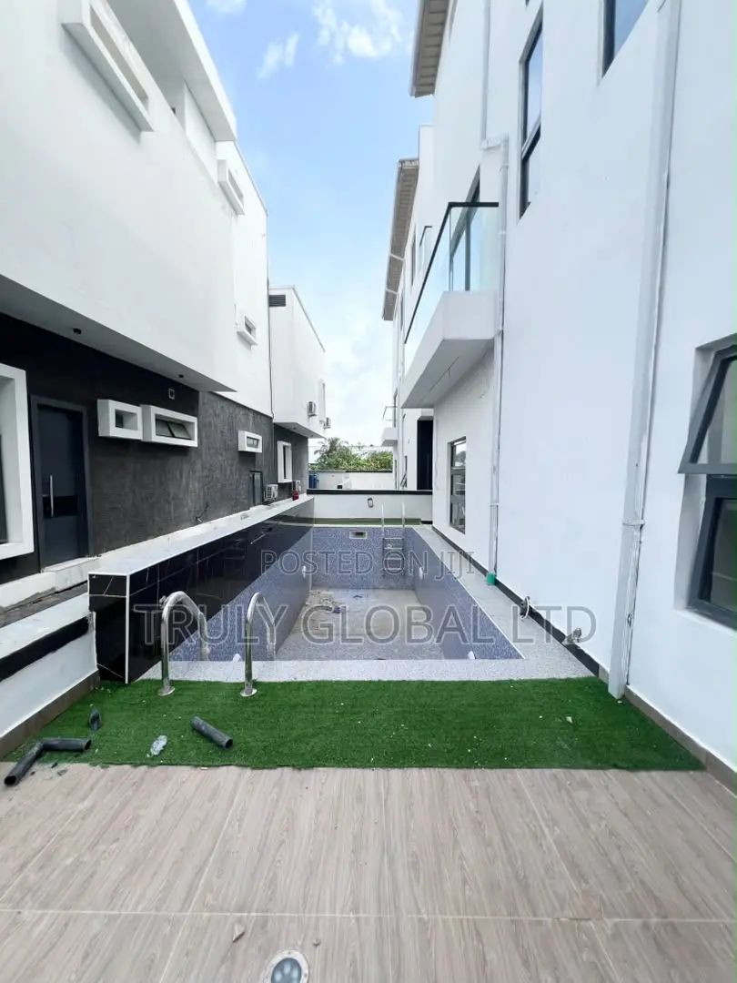 5bdrm Duplex in Orchid Road, Off Lekki-Epe Expressway for sale