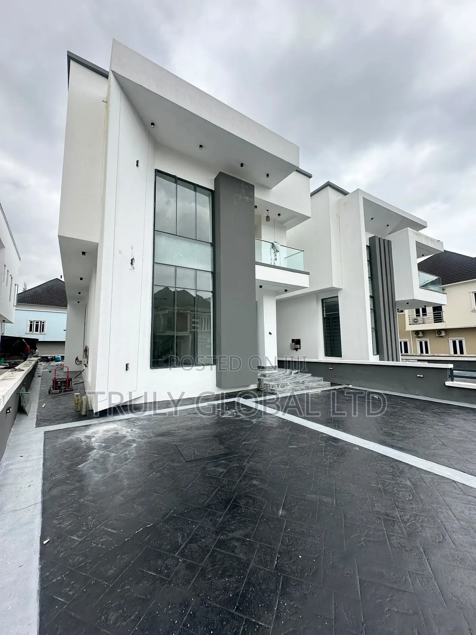 5bdrm Duplex in Ikota for sale