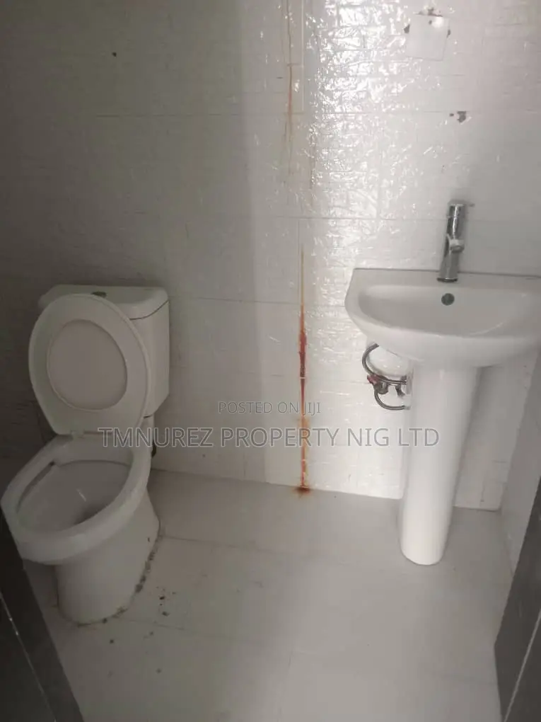 2bdrm Block of Flats in Chevron for sale