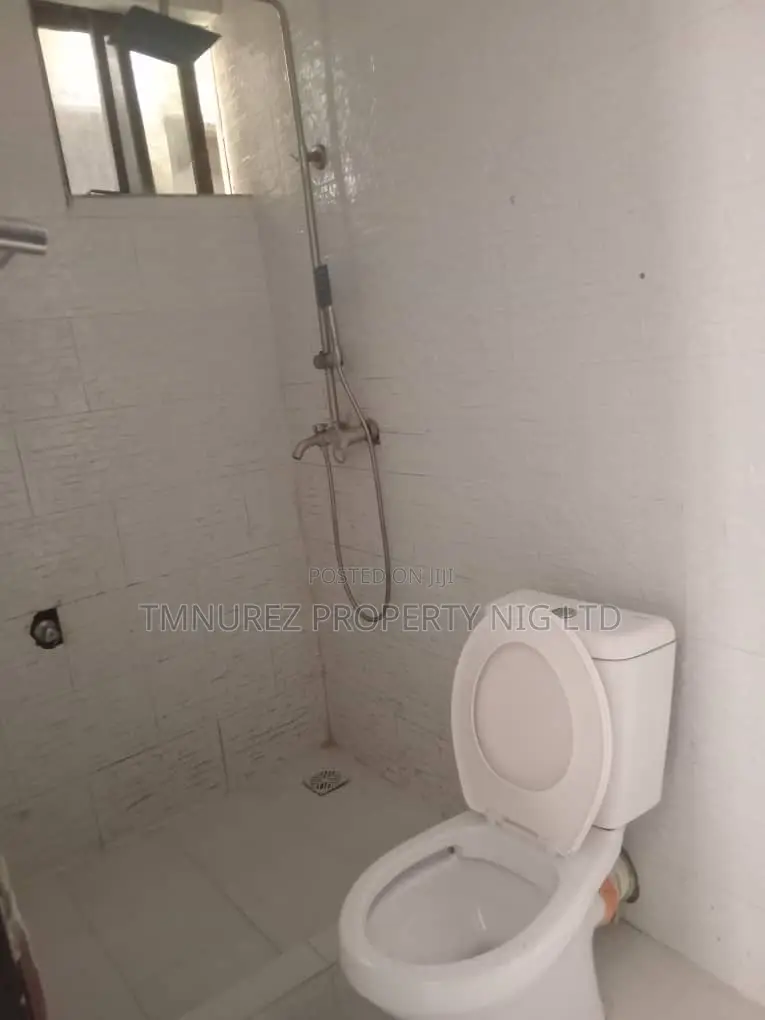 2bdrm Block of Flats in Chevron for sale