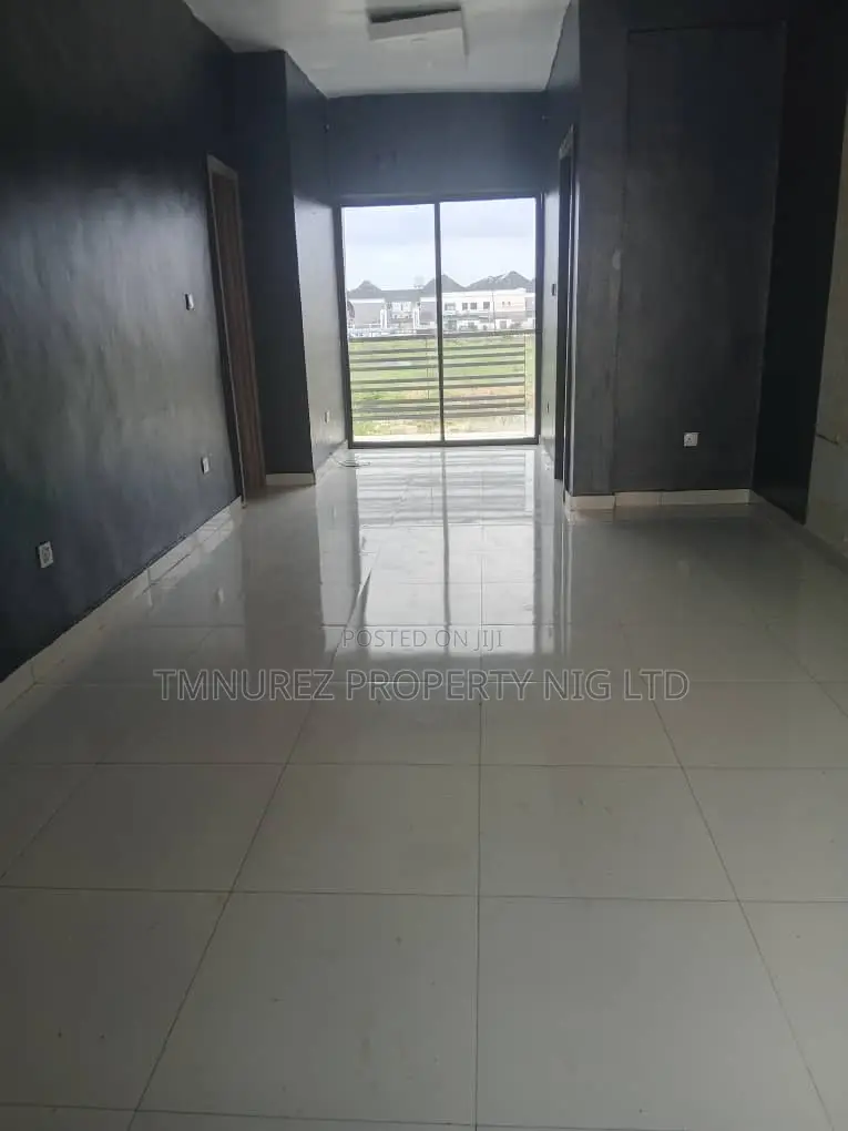 2bdrm Block of Flats in Chevron for sale