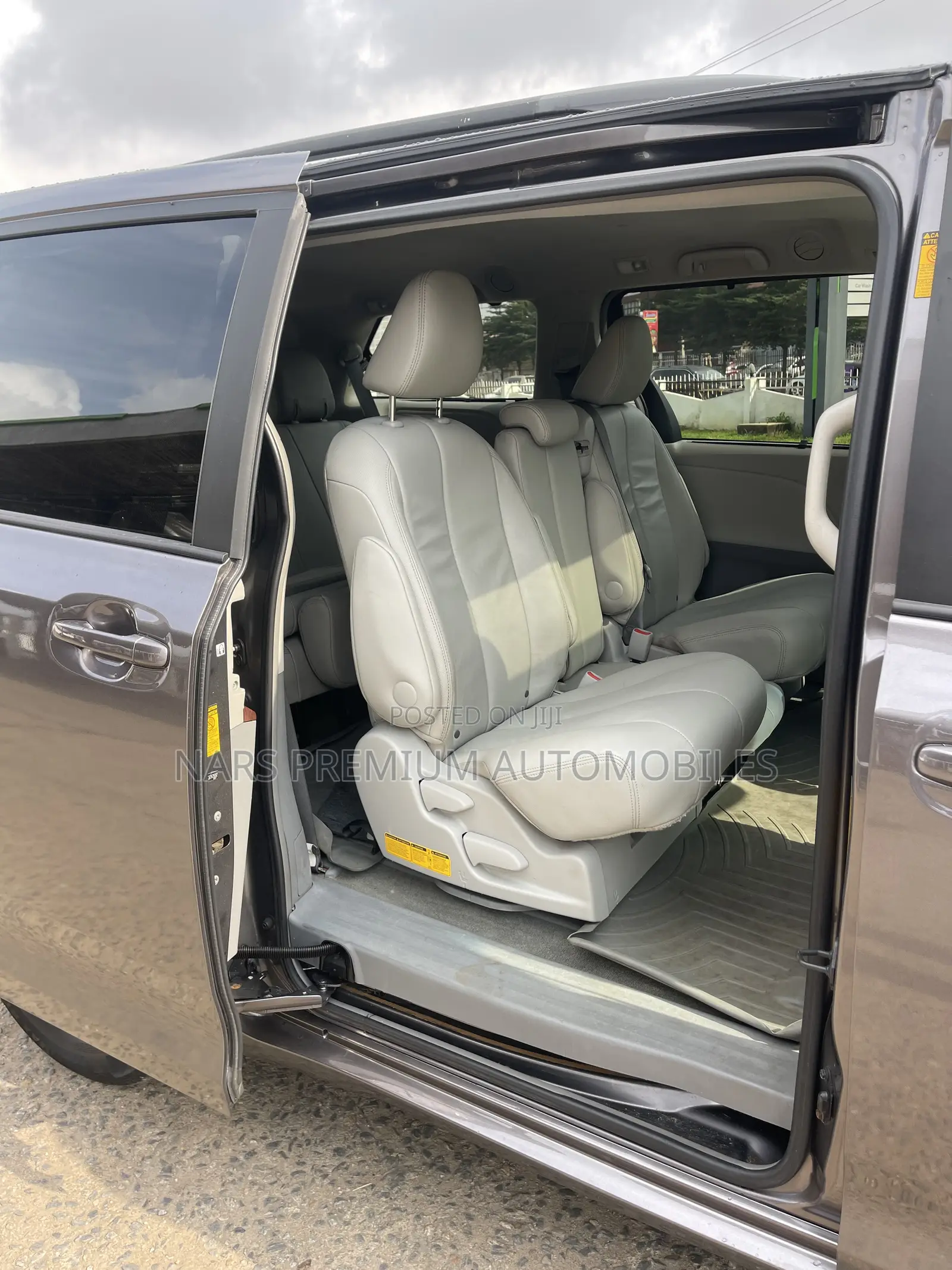 Toyota Sienna XLE 8-Passenger 4dr Minivan (3.5L 6cyl 6A) 2014 Gray