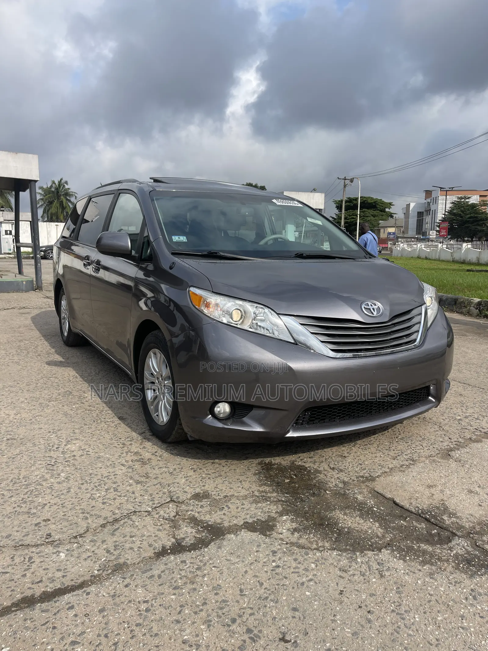 Toyota Sienna XLE 8-Passenger 4dr Minivan (3.5L 6cyl 6A) 2014 Gray