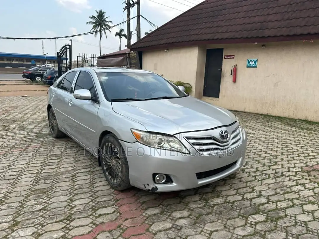 Toyota Camry LE 4dr Sedan (2.5L 4cyl 6AM) 2010 Silver