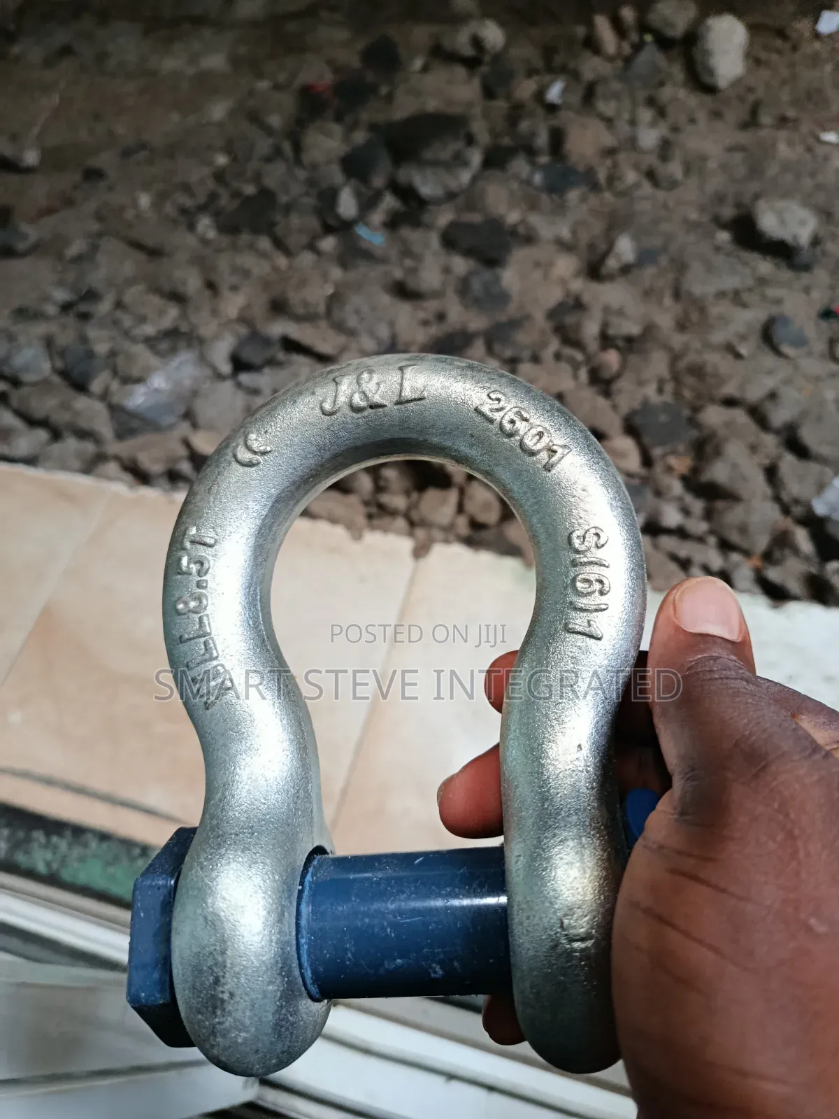 Galvanized Steel Bow Shackle With a Screw Pin.