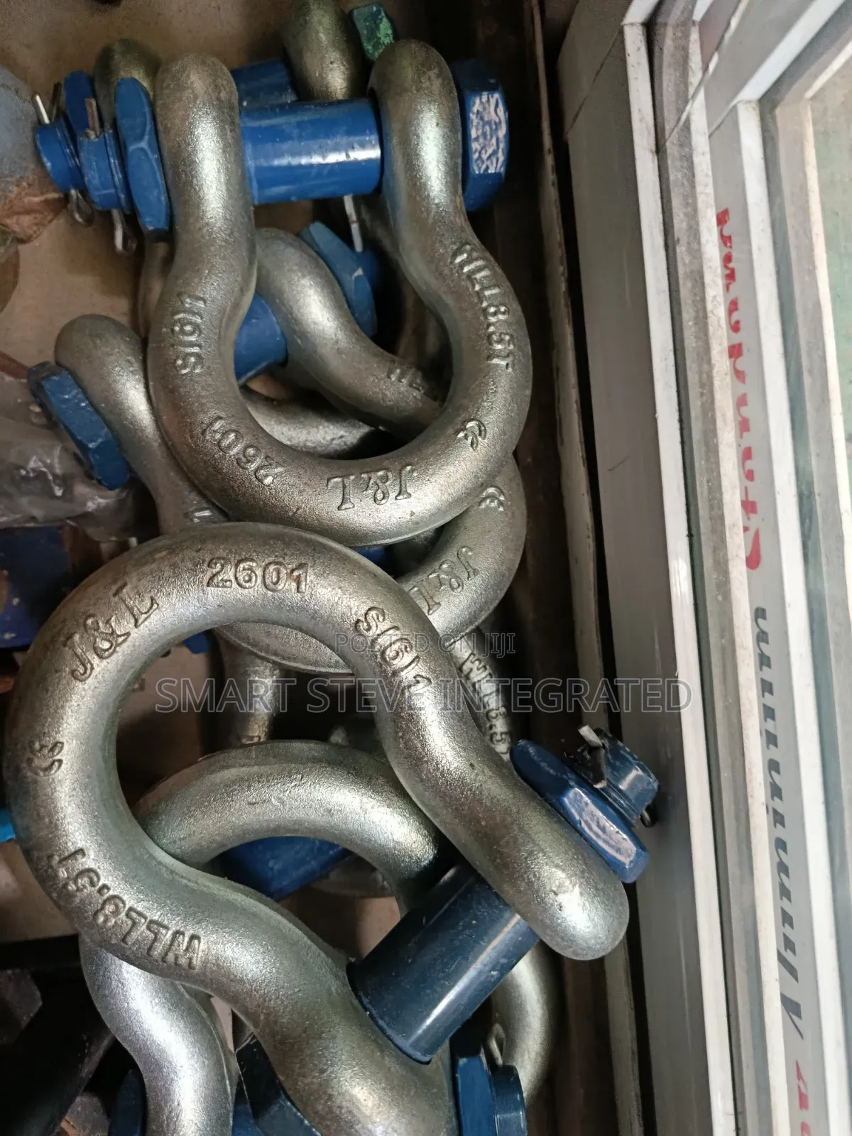 Galvanized Steel Bow Shackle With a Screw Pin.