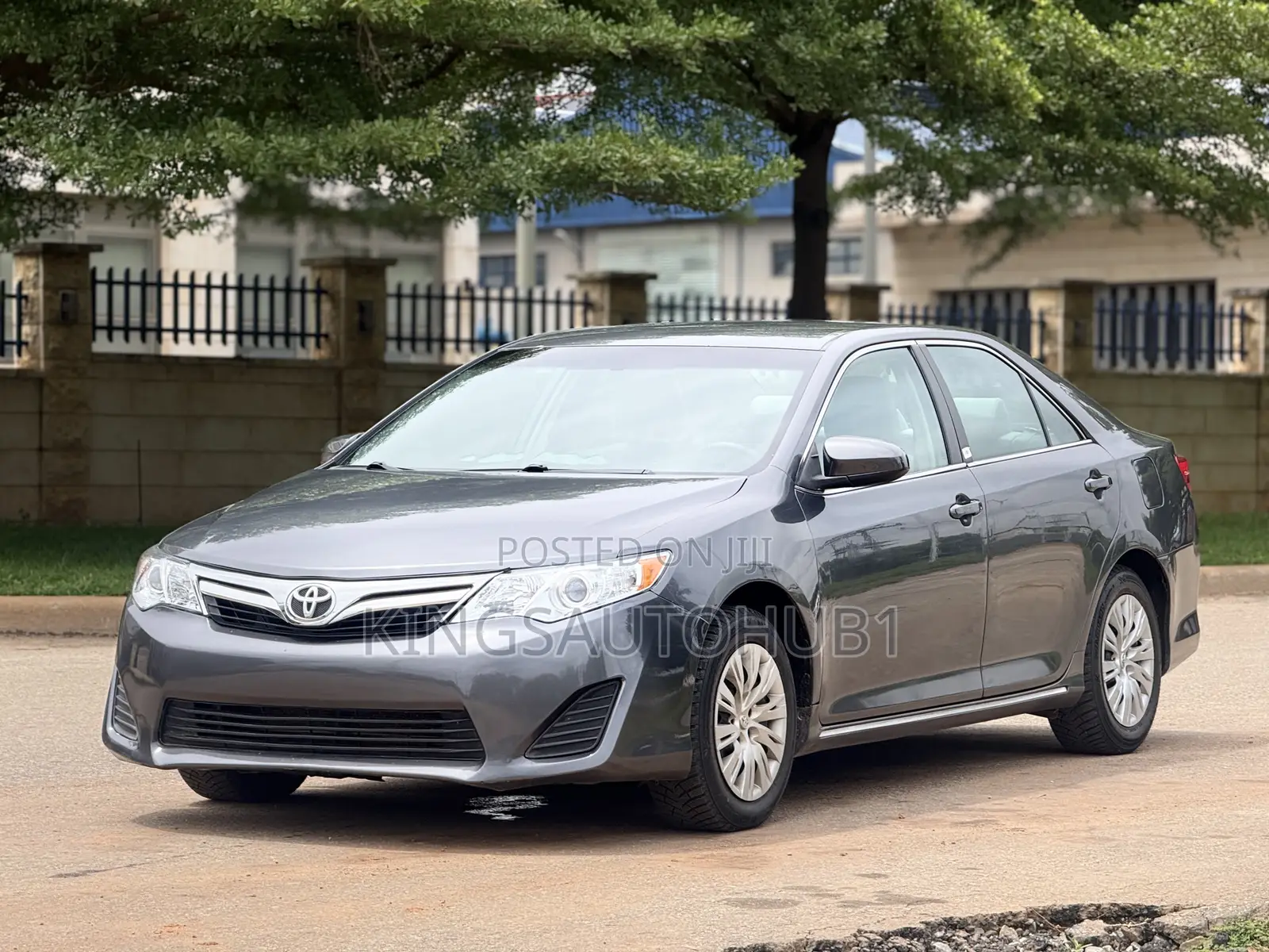 Toyota Camry LE 4dr Sedan (2.5L 4cyl 6A) 2013 Gray