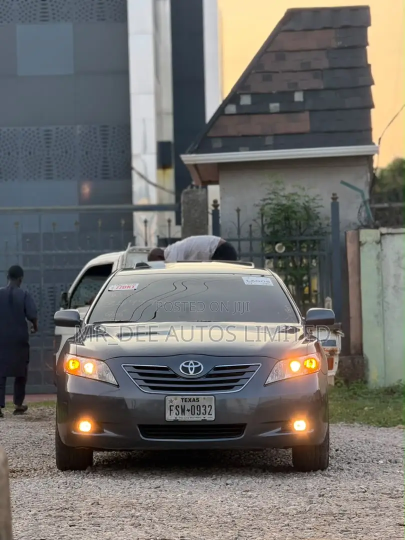 Toyota Camry XLE 4dr Sedan (2.4L 4cyl 5A) 2009 Gray