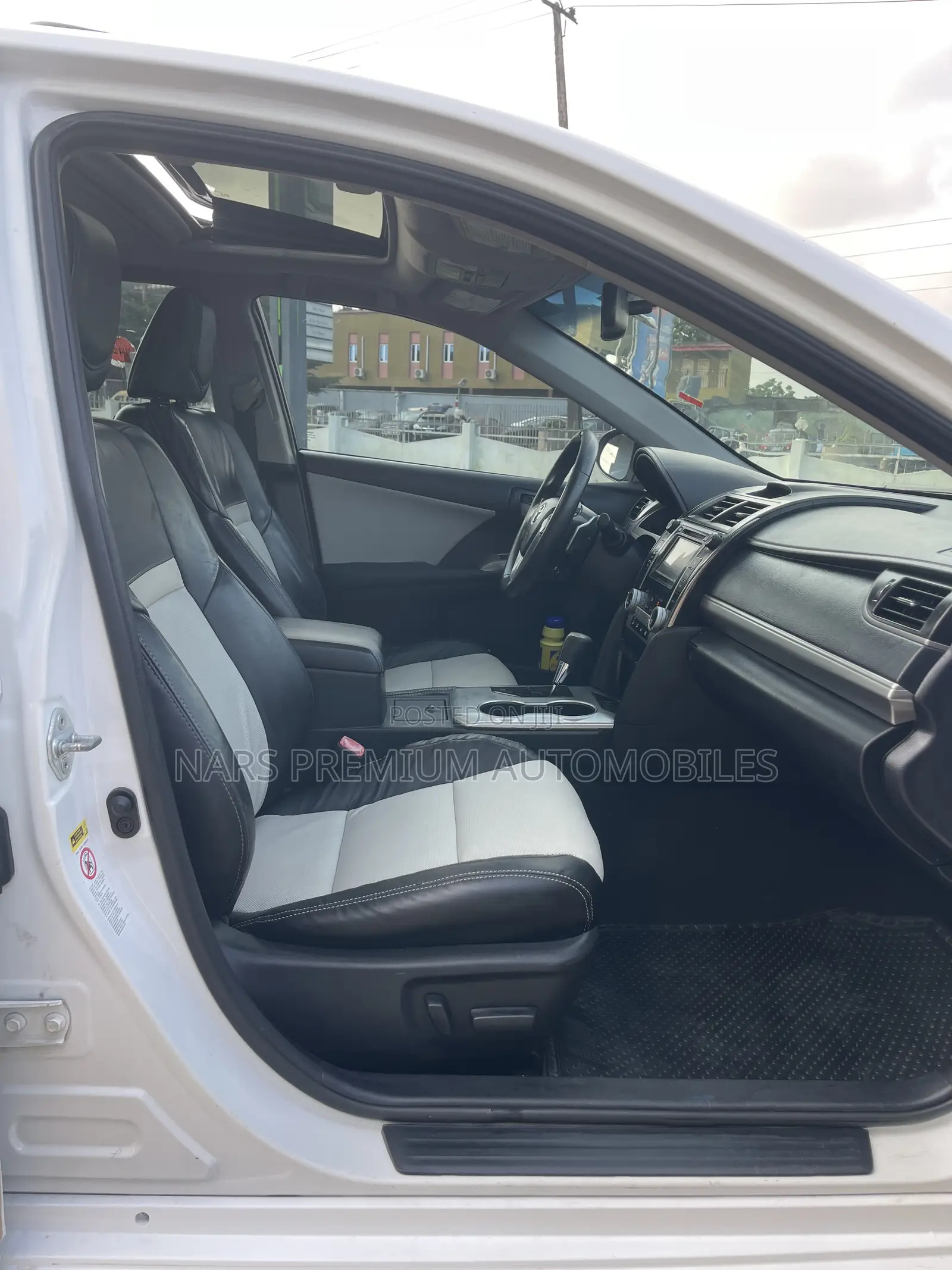 Toyota Camry SE V6 4dr Sedan (3.5L 6cyl 6A) 2012 White