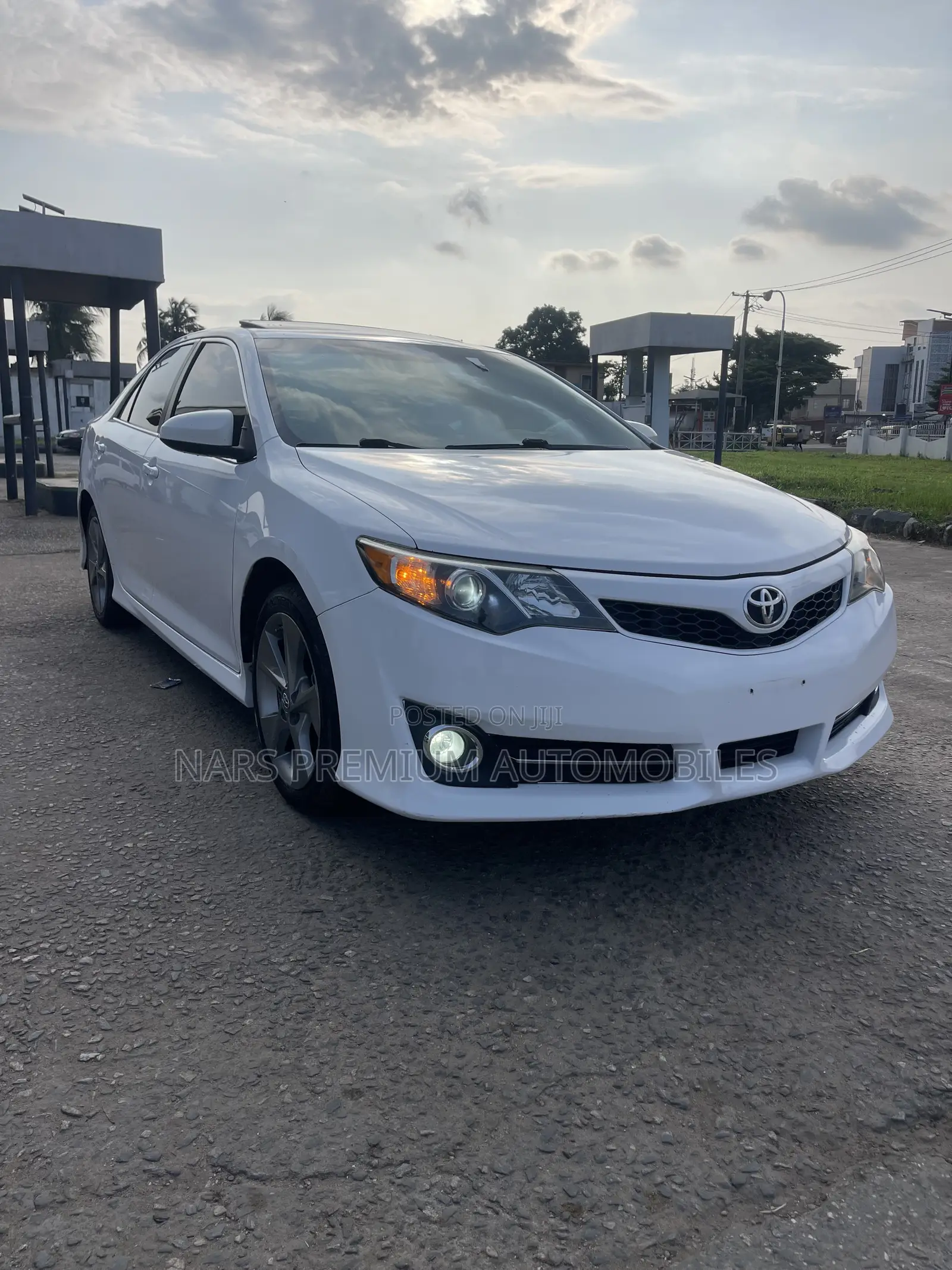 Toyota Camry SE V6 4dr Sedan (3.5L 6cyl 6A) 2012 White