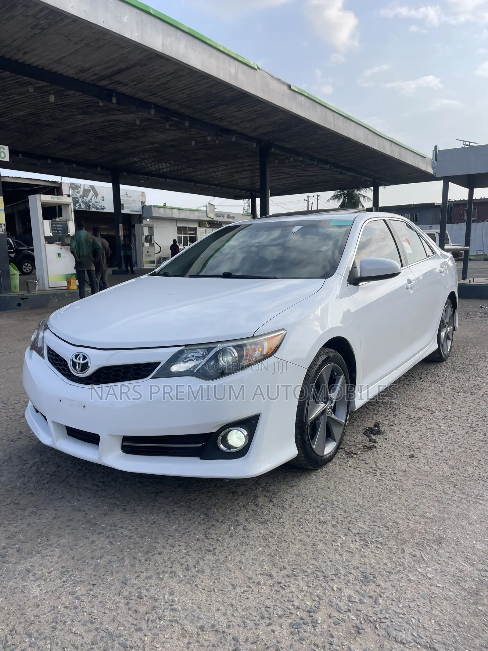 Toyota Camry SE V6 4dr Sedan (3.5L 6cyl 6A) 2012 White