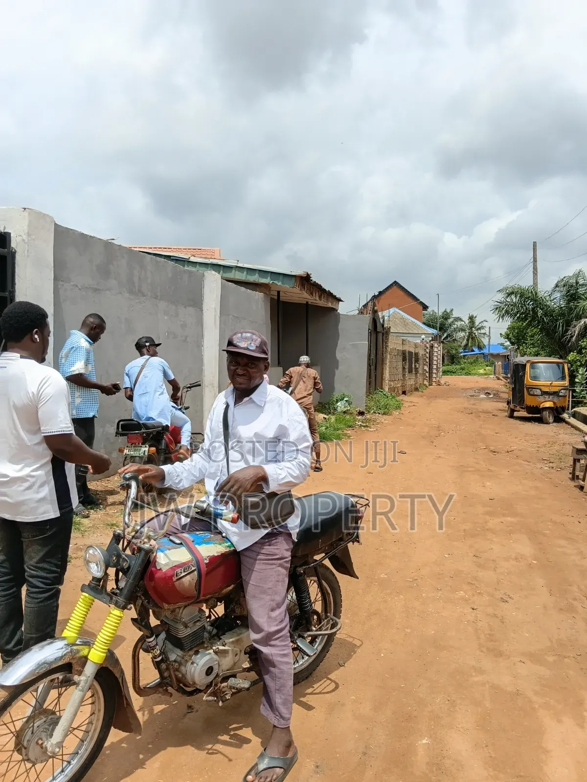 13bdrm Apartment in Oniyelu, Ijegun for sale